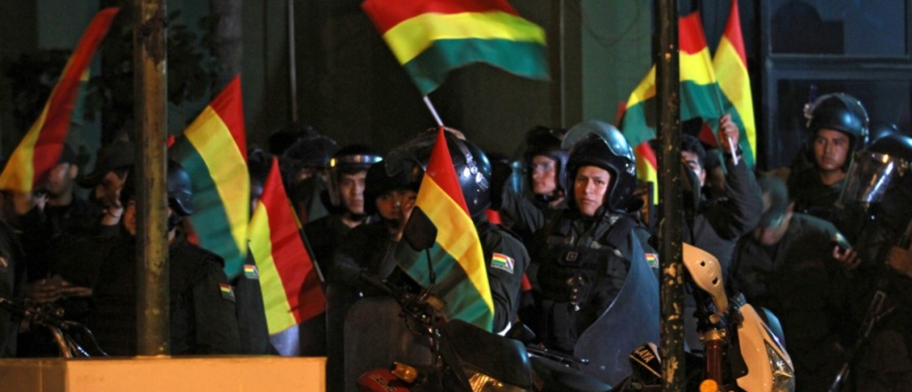 Policías del Palacio Presidencial de Bolivia dejan el lugar sin custodia