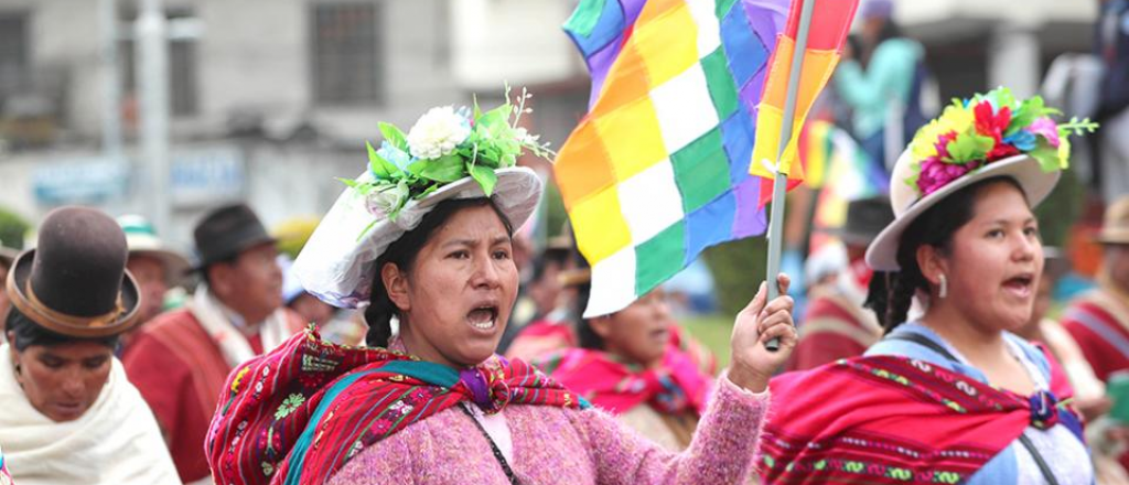 Entre advertencias militares y renuncias, crece la tensión en Bolivia