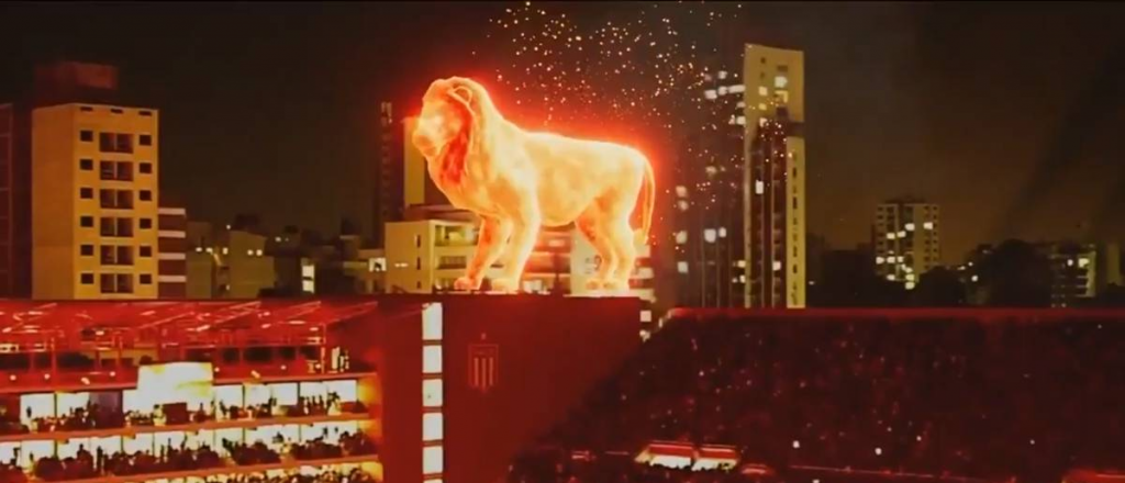Un león de fuego "caminó" por el nuevo estadio en la fiesta de Estudiantes