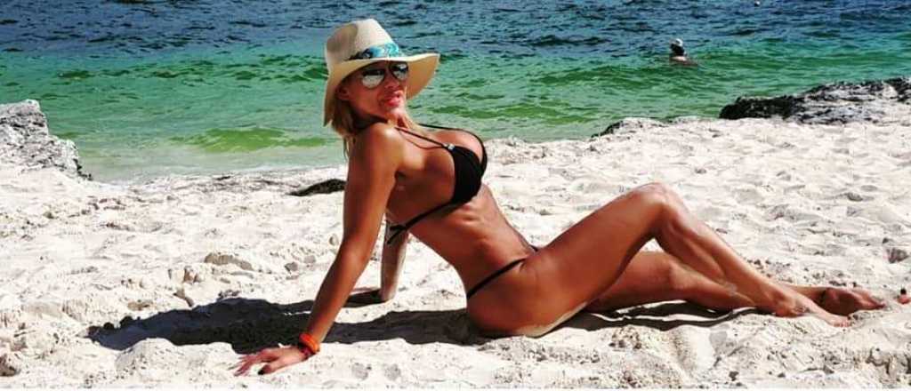 Video: el meneo sensual de Mónica Farro en la playa