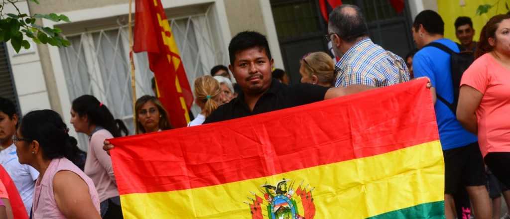 Nutrida manifestación frente al Consulado de Bolivia en Mendoza 