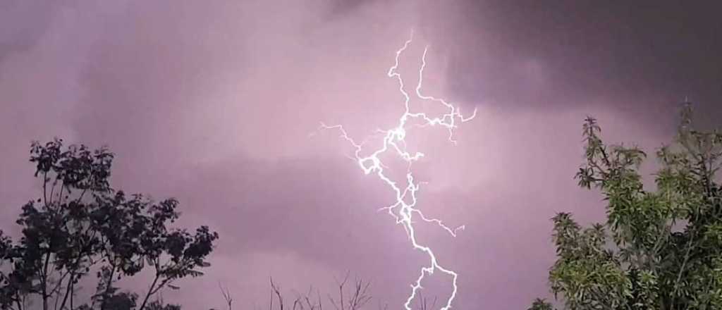 Fuerte tormenta con granizo en el Gran Mendoza
