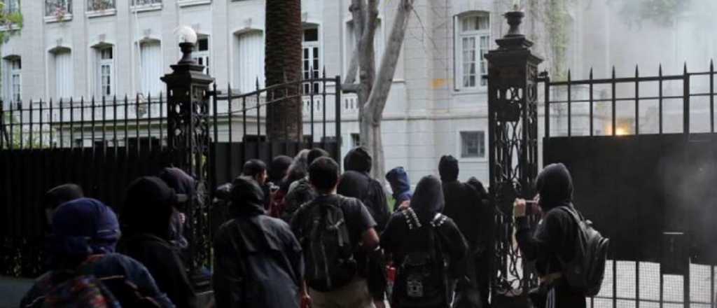 Evacuaron la embajada argentina en Chile