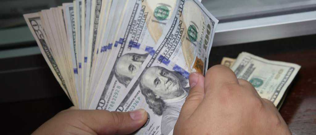 El dólar sube a $ 63,90 en el Banco Nación y el riesgo país baja a 2.226 puntos