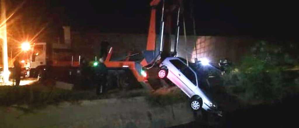 Video: dos polic&iacute;as salvaron de ahogarse a dos ancianos en un canal de Rivadavia