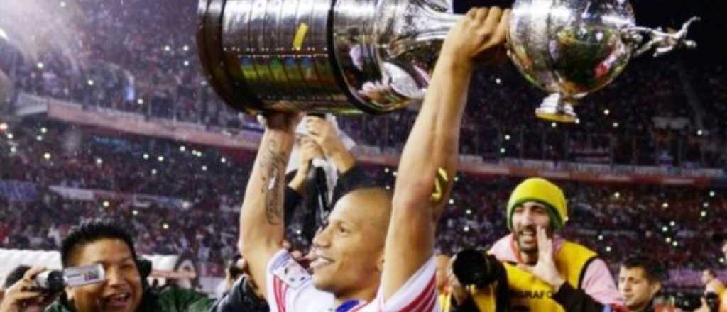 El ex Tomba Carlos Sánchez se realizó un emotivo tatuaje