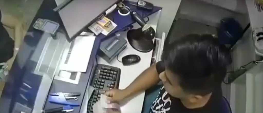 Video: un cajero fue grabado cuando le robaba a una clienta y lo echaron