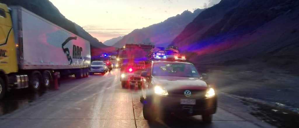 Dos camiones y un utilitario chocaron en alta montaña del lado chileno