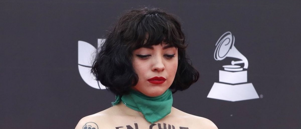 Mon Laferte se desnudó en los Grammy contra la violencia en Chile