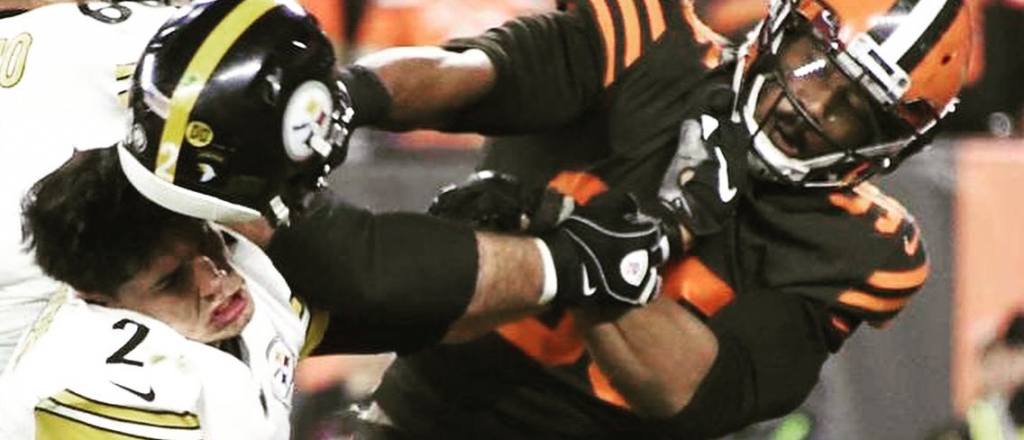 F&uacute;tbol Americano: le sac&oacute; el casco a su rival y se lo "parti&oacute;" en la cabeza