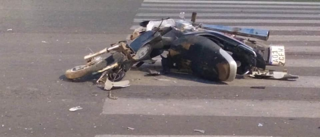 Un motociclista de 22 años chocó con un auto y murió en Godoy Cruz