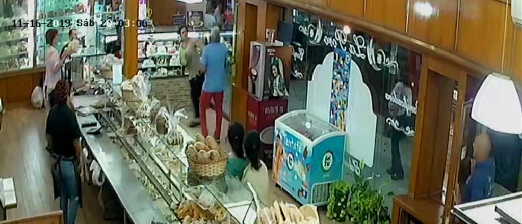El brutal video de un intento de femicidio en una panadería