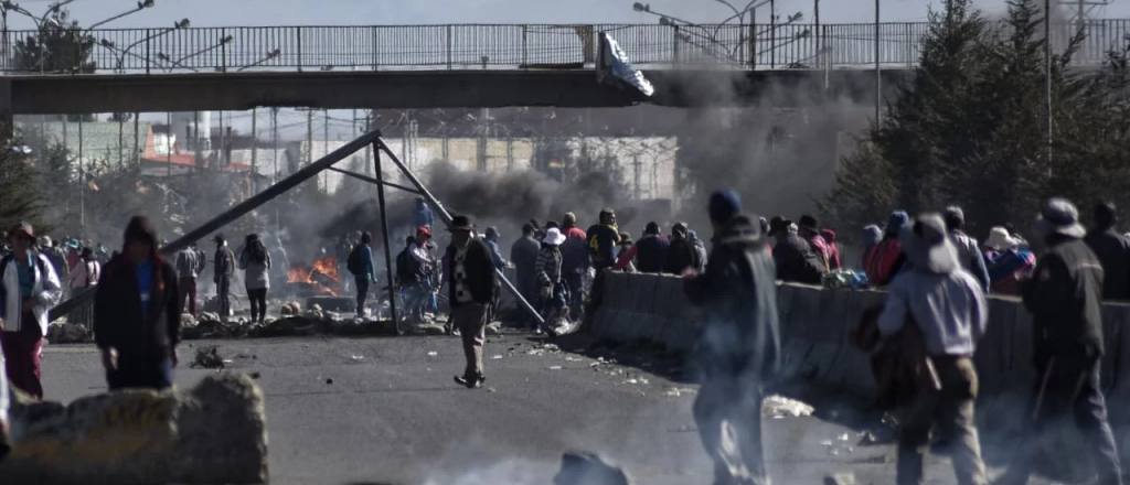 Tres muertos dejó la represión por el bloqueo una planta de combustibles