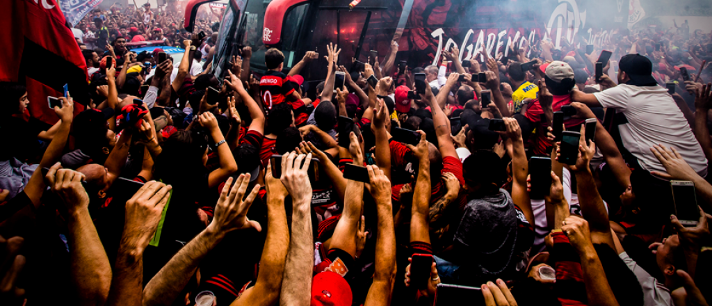 Impresionante despedida de los hinchas al plantel de Flamengo