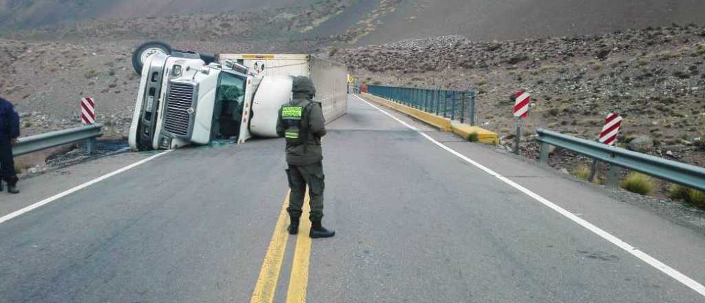Un camión chileno volcó en Alta Montaña