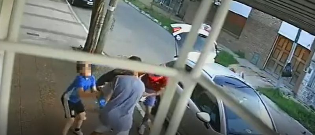 Video: un nene pateó a un ladrón que estaba asaltando a su mamá