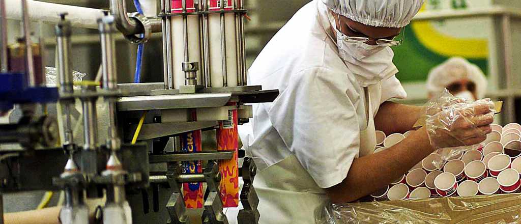 El empleo asalariado se recuperó en abril por sexto mes consecutivo