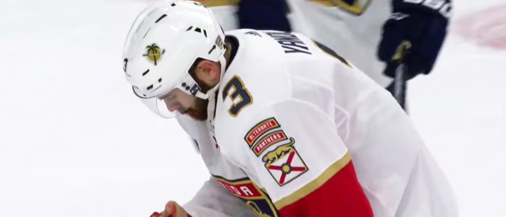 Video: un jugador de hockey perdió 9 dientes al ser impactado por el disco