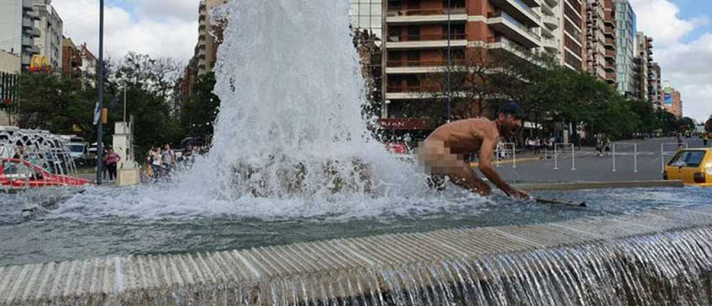 Un hombre se bañaba desnudo en una fuente y lo detuvieron