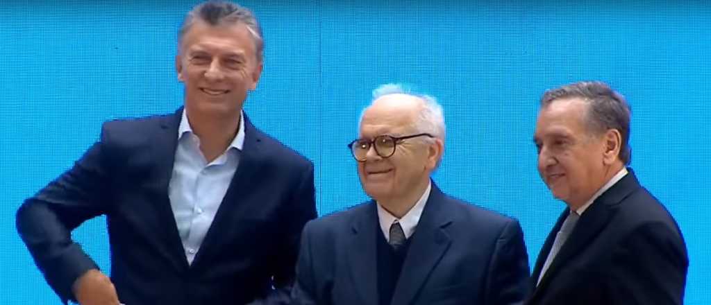 Macri distinguió al "padre" del Plan Espacial argentino