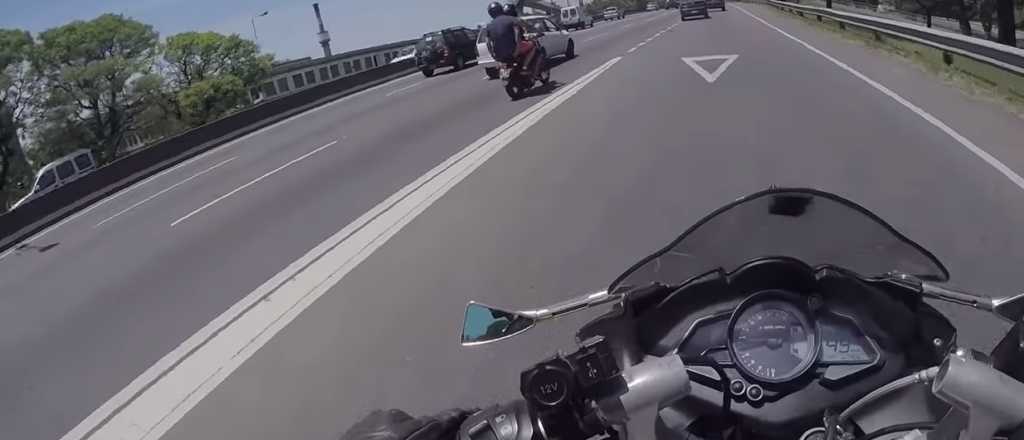 Youtuber filmó el robo de motochorros en plena autopista de Buenos Aires