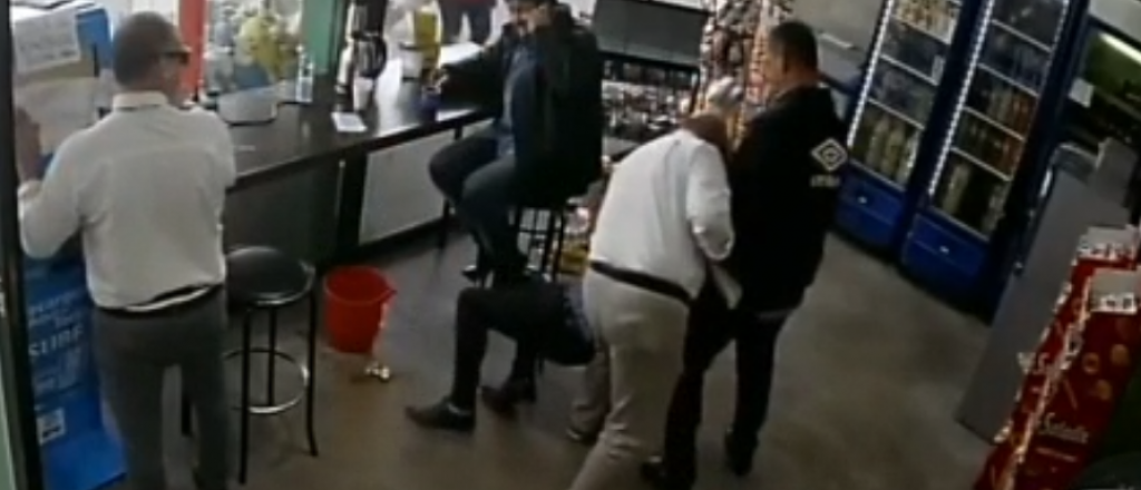 Video: un inspector de colectivos golpeó a un discapacitado