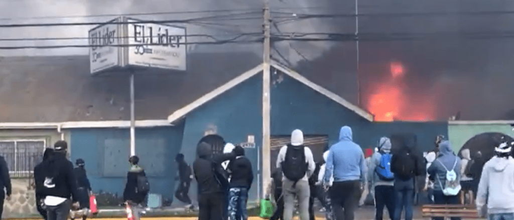 Chile: incendiaron un diario en San Antonio y se quedaron a filmar