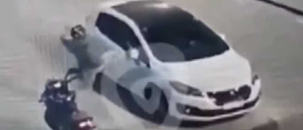 Golpeó a su expareja y luego le destrozó el auto a patadas en Rosario