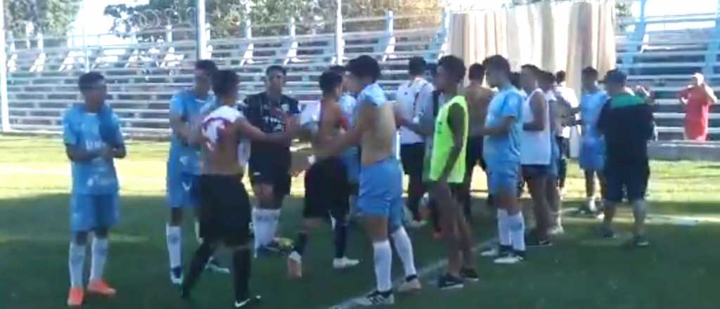 Video: gran gesto de los jugadores de Guti&eacute;rrez con los de Hurac&aacute;n Las Heras