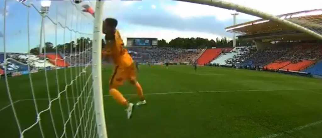 Video: el arquero del Tomba sufri&oacute; un terrible golpe luego de un atajad&oacute;n