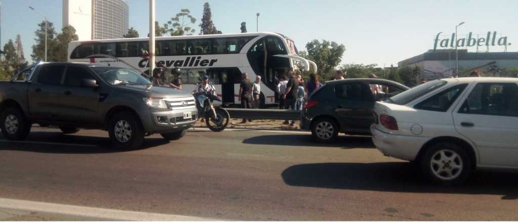 Un micro chocó en el Acceso Este y dejó varios heridos de diversa gravedad