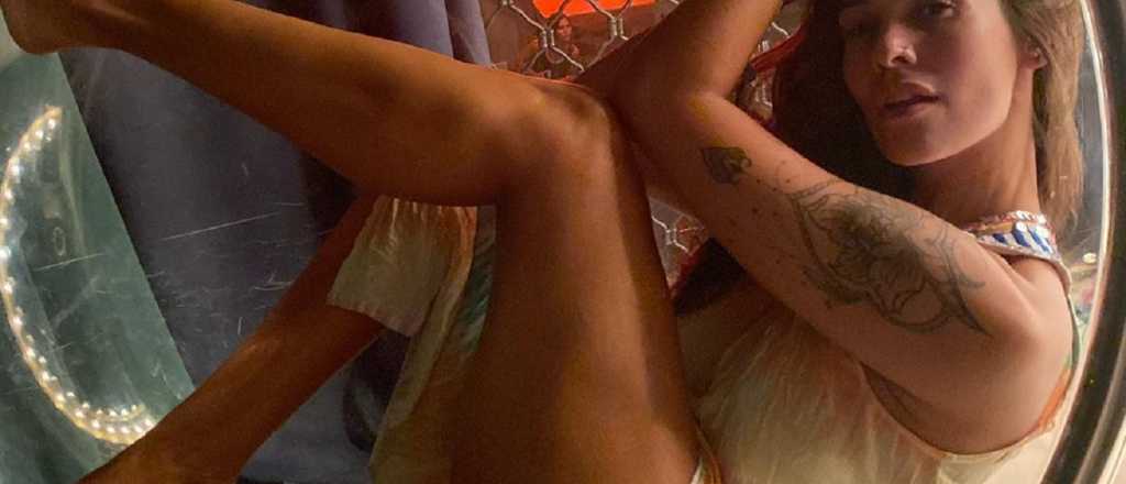 Ivana Nadal se tomó una selfie al levantarse, en topless y ropa interior