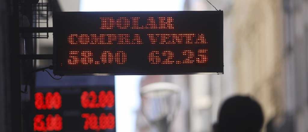 Dólar hoy: cotiza a 62,25 pesos y el riesgo país sube a 2.369 puntos