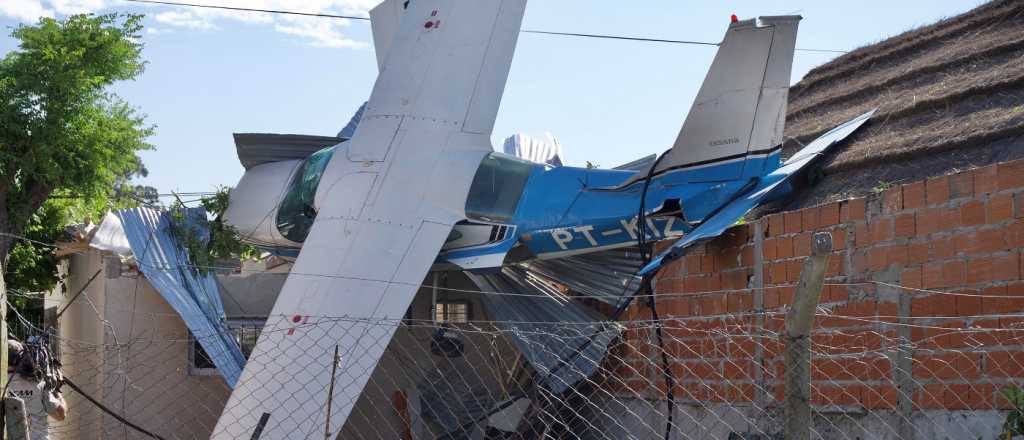 Avión se quedó sin combustible y cayó sobre una casa en Buenos Aires