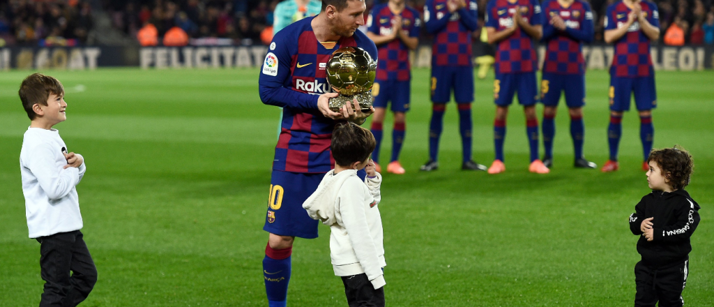 Thiago, Mateo y Ciro le entregaron el Balón de Oro a Messi en el Camp Nou