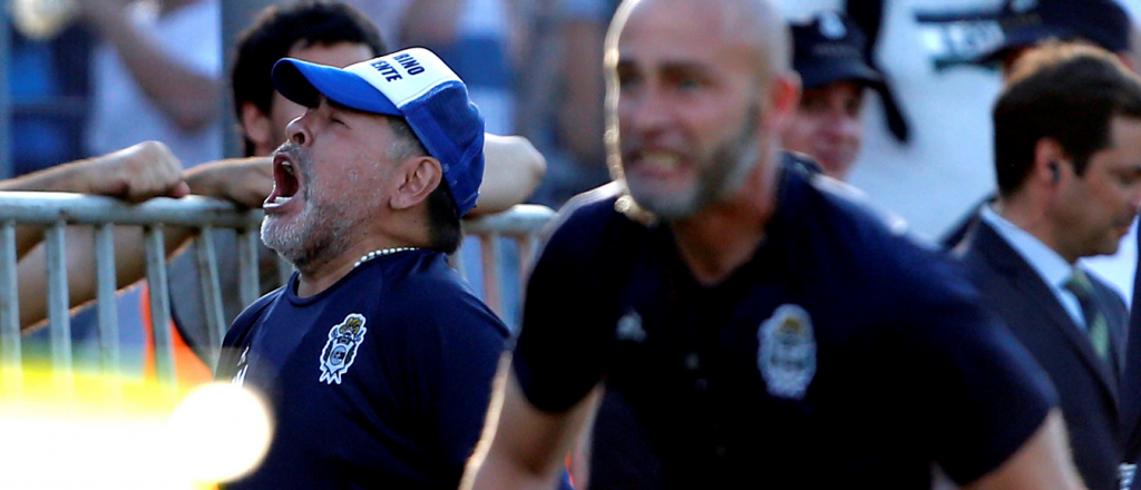 Video: Maradona cayó de espaldas y sufrió un terrible golpe