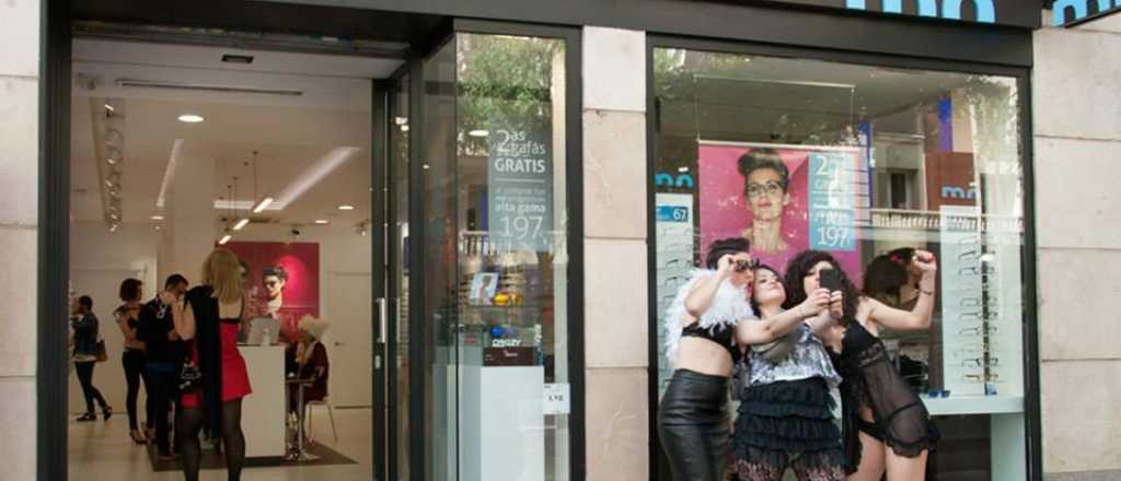 Fueron vestidas de prostitutas a una óptica para reclamar