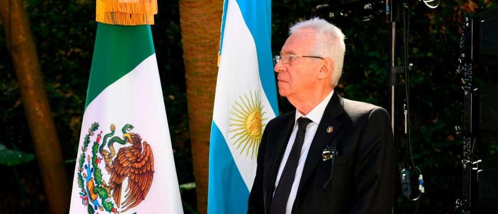 México ordena regresar a su embajador en Argentina por robar un libro