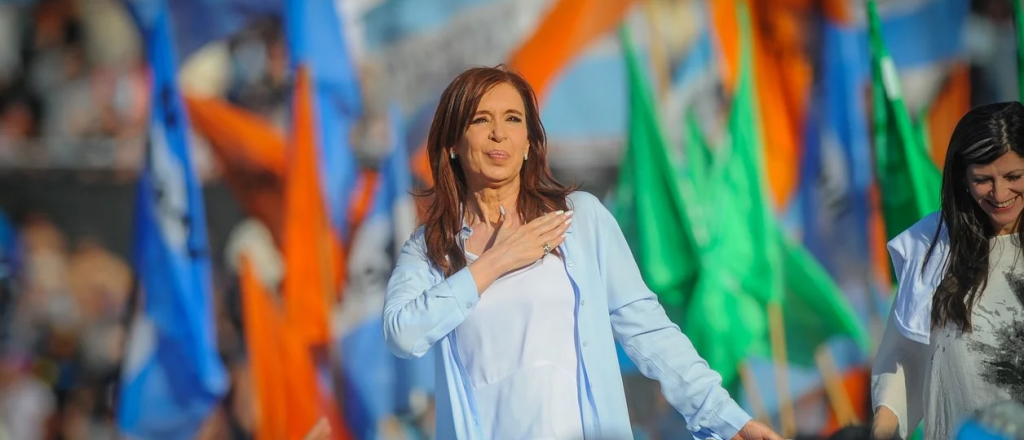 CFK reveló que la Justicia le prohibió en 2015 entregarle los atributos a Macri