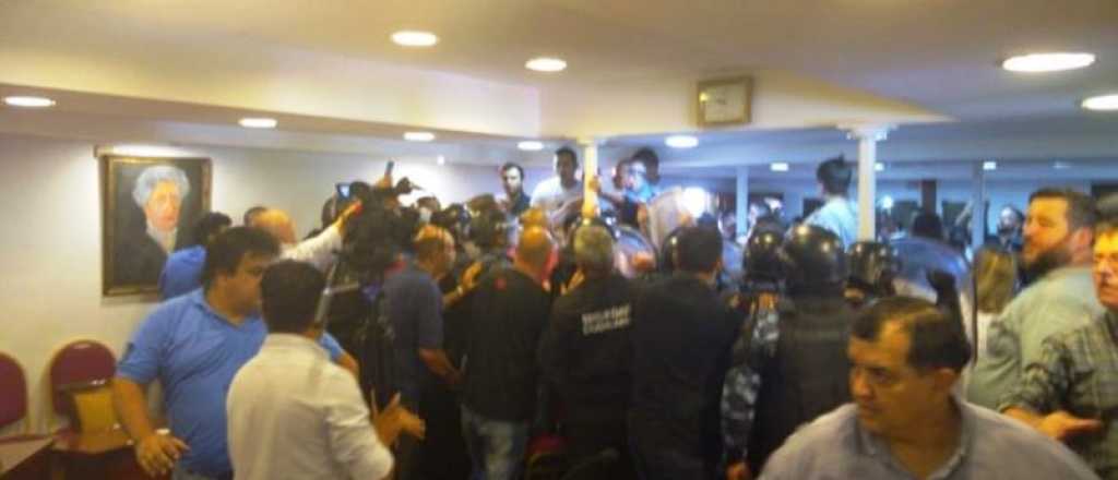 Video: incidentes y peleas en la jura de concejales en Puerto Iguaz&uacute;