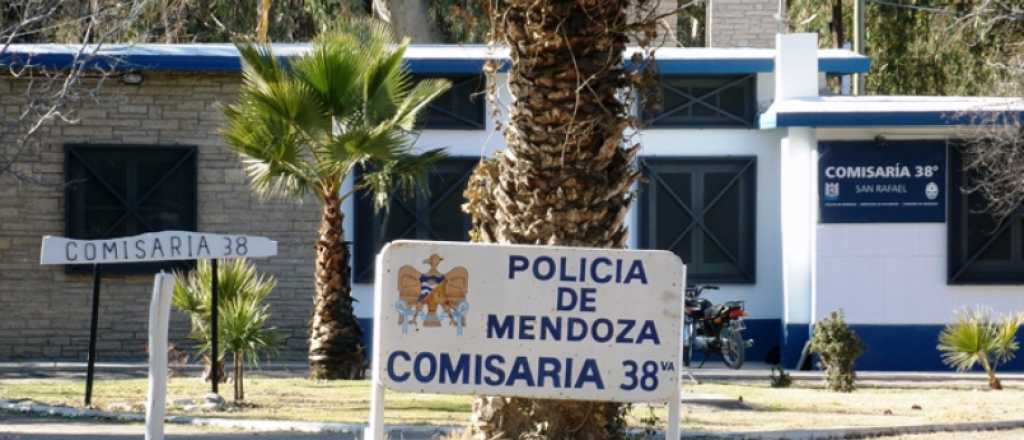 Iba borracho, chocó a una moto y cayeron a un barranco, en San Rafael