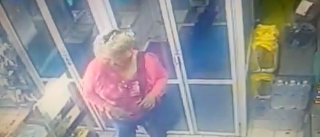 Video: una abuela roba cigarrillos y elementos de trabajo en el centro