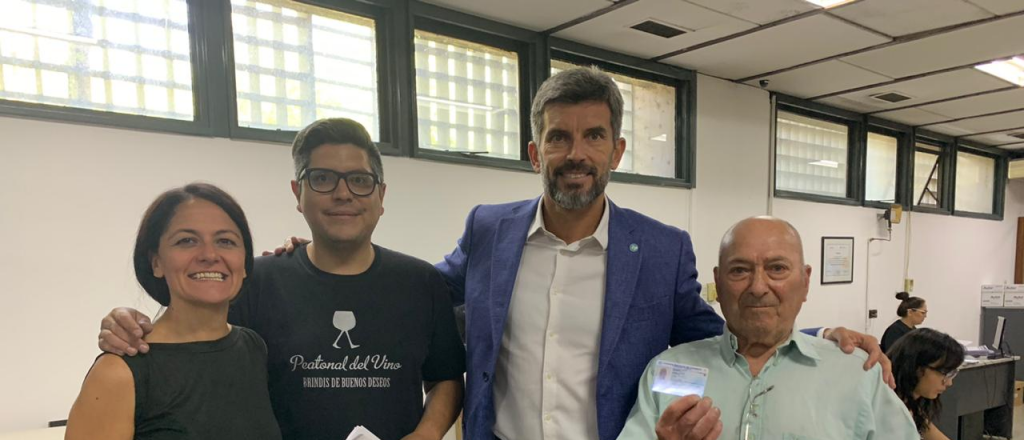 Ulpiano Suarez entreg&oacute; la primera licencia de conducir de su gesti&oacute;n