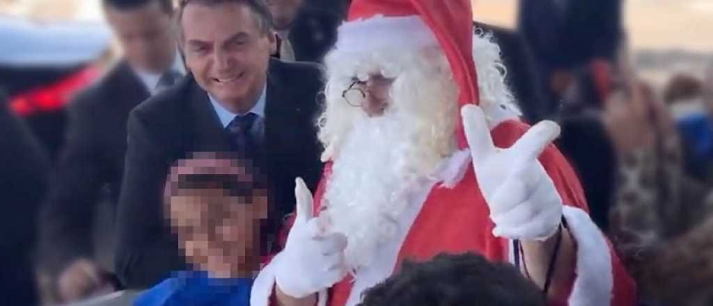 Un Papá Noel defensor de la portación de armas, fue a ver a Bolsonaro 