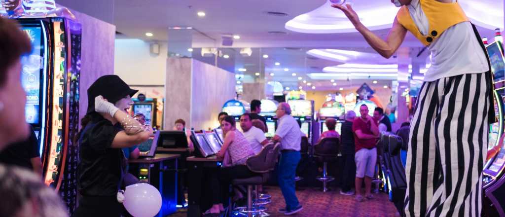 El gobernador habilit&oacute; casinos, cines y le puso fin a la salidas por DNI