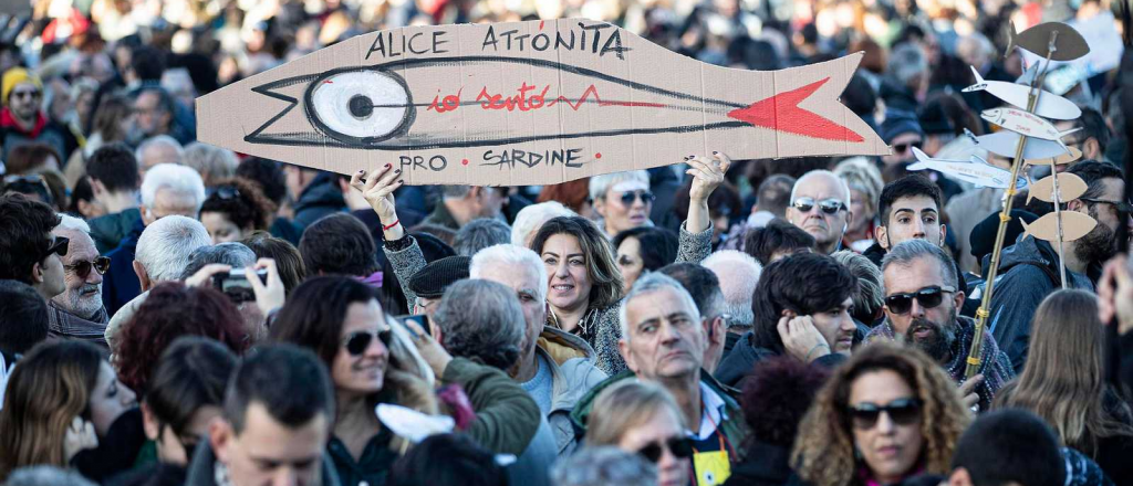 Decenas de miles de "sardinas" invaden Roma y se le plantan al neofascismo