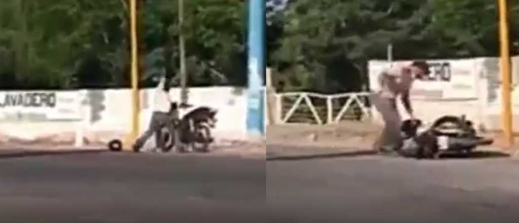 Video: un sanjuanino furioso golpea a su moto porque lo deja a pie