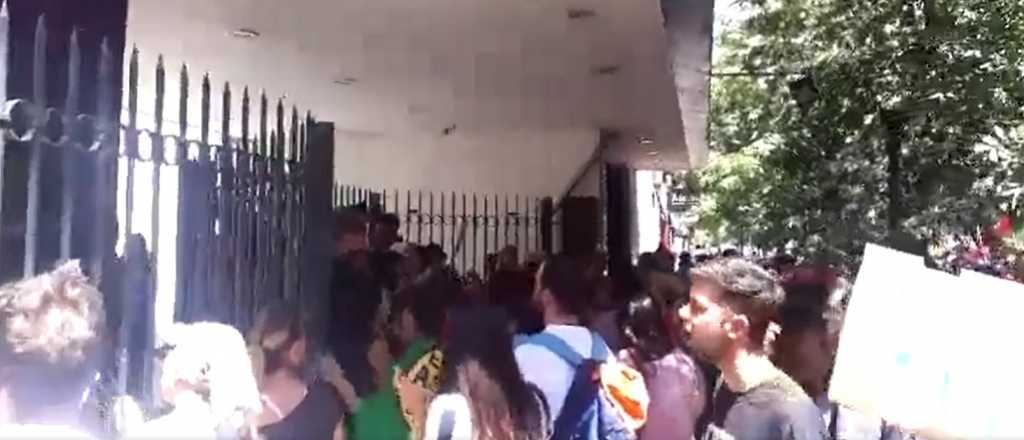 Manifestantes sitiaron el anexo de Diputados de calle Espejo