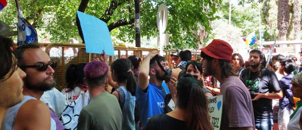 Grupos de izquierda bloquearon la entrada a la Legislatura por Patricias
