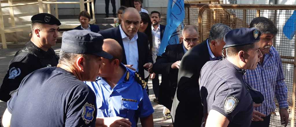 La rid&iacute;cula toma de rehenes de la izquierda patotera en la Legislatura de Mendoza